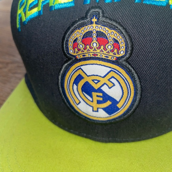 Real Madrid Core Adjustable Snapback Hat in excellent condition size OSFA - Picture 2 of 6